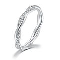 Details des gedrehten Silberrings mit Mikro-Pavé-Kristallen im eleganten 45-Grad-Winkel - US 6 / Gedrehtes Doppellinien-Stil (DZR018)