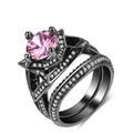 Zweilagiges, schwarz vergoldetes Ring-Set mit einem großen runden rosa Zirkon-Hauptstein - US 5 / Schwarzgold Rosa Stein