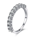 Eleganter einreihiger Zirkonia-Ring mit Weißgoldbeschichtung und funkelnden Steinen - Minimalistischer Einreihen-Stil (R589)