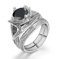 Zweilagiges Ring-Set mit großem schwarzem Stein und funkelnden weißen Zirkonia - Platinschwarzer Stein Weiße Kante