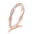 Eleganter roségoldener gedrehter Ring mit einer Reihe funkelnder weißer Zirkonia-Steine - Roségold Gedrehtes Stil (DZR025)