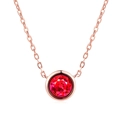 Dettaglio macro del ciondolo con zircone rosso rotondo su catena O in oro rosa - Oro rosa pietra rossa