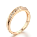 Minimalistischer Ring aus Roségold mit einer Reihe funkelnder Zirkonia in glatter Optik - US 4 / Roségold Reihenbesatz Stil (R314)