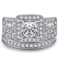 Detalle macro de un conjunto de anillos de boda de doble capa con circonitas de princesa - US 5 / Plateado Circonia Blanca