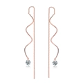 Dettaglio degli orecchini a filo ondulati in oro rosa con zircone cubico brillante - Oro Rosa (KC170)