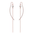 Dettaglio di orecchini passanti in oro rosa con barre curve e perle bianche - Argento (KC153)