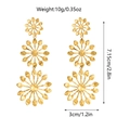 Vista detallada de pendientes largos dorados con capas y medidas exactas en cm y pulgadas - Estilo Girasol Apilado de Tres Capas (JDE2503015)