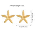 Detalle de pendientes de estrella de mar dorados con textura y medidas del producto - Estilo Estrella de Mar de Grano Texturizado (JDE2502081)