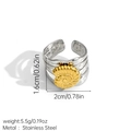 Detailansicht des zweifarbigen Edelstahlrings mit Goldmuschelmotiv und gewelltem Band - Mehrschichtiger Muschelring mit Wellentextur (JDR2507121-20)