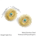 Vue détaillée des boucles d'oreilles en acier doré 18K avec soleil et pierre turquoise - Style Texture Turquoise Bleue (JDE2508121-2)