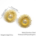 Détail macro de boucles d'oreilles tournesol dorées 18 carats avec perle et acier inoxydable - Style Texture Perle Blanche (JDE2508121-3)