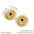 Vue détaillée des boucles d'oreilles soleil doré avec pierre noire et dimensions - Style Texture Agate Noire (JDE2508121-4)