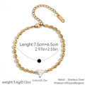 Vue macro détaillée des perles ovales dorées et perle d'eau douce sur chaîne en acier inoxydable - Bracelet (JDB2509134)