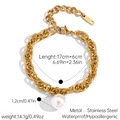 Detail van 18K vergulde roestvrijstalen Cubaanse armband met een 1,2 cm parelhanger - Dubbele Lusketing Met Ronde Parelhanger (JDB2509192)