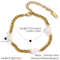 Detail van 18K vergulde roestvrijstalen Cubaanse ketting met drie witte parels - Platte Ketting Met Drie Parels (JDB2509194)
