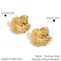 Dettaglio di orecchini dorati a ventaglio con trama, dimensione 3,2 cm e impermeabili - Stile Plissettato a Ventaglio (JDE2509278)