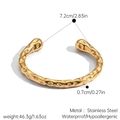 Détail d'un bracelet en acier doré 18k martelé avec dimensions et poids sur fond blanc - Style Texture Martelée Lourde (JDB2509136)