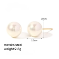 Detailed view of 1.0cm freshwater pearl earrings with 18K gold plated stainless steel - Creamy White Pearl Studs (JDE2501081-10) / 1.0cm