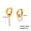 Vue détaillée des boucles d'oreilles asymétriques avec perles d'eau douce et acier doré - 42mm/27mm