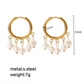 Détail de boucles d'oreilles en acier inoxydable 18K avec cinq perles d'eau douce - 3.3cm