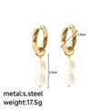 Détail des boucles d'oreilles créoles en acier de 2,4 cm avec double perle d'eau douce - 2.5cm