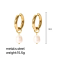 Détail de boucles d'oreilles de 4cm avec créole en acier poli et perle baroque - 4cm
