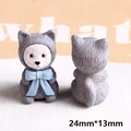 Dettaglio di statuette di cuccioli grigi in costume da lupo, vista fronte e retro - Grigio
