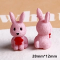 Dettaglio di mini coniglietti in resina rosa da 28mm x 12mm per decorazioni fai-da-te - Coniglio Rosa