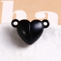 Macro-opname van een zwarte matte hartvormige magneetsluiting voor DIY-sieraden - Zwart