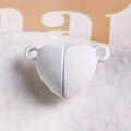 Macro-opname van matwitte hart magnetische sluiting voor DIY-armbanden en sieraden - Wit