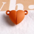Macro-opname van oranje mat hartvormig magneetslot met lussen voor DIY-sieraden maken - Oranje