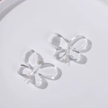 Nahaufnahme der transparenten Acryl-Schmetterlingsanhänger mit Goldring für DIY-Schmuck - Großer Transparenter Schmetterling