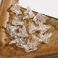Nahaufnahme von transparenten fünfblättrigen Blumenanhängern auf einem Holztablett - Transparent Bunt