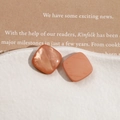 Détail de boucles d'oreilles carrées en résine pêche avec texture nacrée - Orange Rectangulaire
