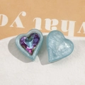 Detaillierte Makroansicht von herzförmigen Harzanhängern mit Kristallen für DIY-Schmuck - Blau