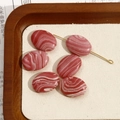 Detail van zes ovale rood-wit gestreepte edelsteenkralen voor het maken van sieraden - Nr. 9 (Rood-wit gestreepte ovale stijl) (Nr. 9 één stuk)