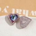 Makroaufnahme von lila Herz-Resin-Anhängern mit schimmerndem Kristall-Inlay-Detail - Hellviolett