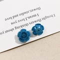 Primer plano de rosas flocadas azul real con texturas detalladas para manualidades DIY - Azul Celeste