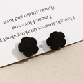 Detalle de pendientes de rosa de terciopelo negro con textura suave flocada - Negro