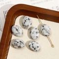 Macro-detail van ovale dalmatiër jaspis stenen kralen voor DIY sieraden maken - Nr. 22 (Off-white met zwarte gevlekte ovale stijl) (Nr. 22 één stuk)