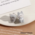 Primer plano de figuritas de gatos flocados grises con bufandas azules, de 24mm x 14mm - Perro Gris (Medio Agujero)