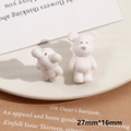 Primer plano de figuritas de ositos blancos en plato de cerámica de 27mm por 16mm - Oso Blanco (Medio Agujero)