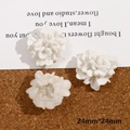 Detalle de tres rosas flocadas blancas en 3D para creación de joyas DIY de 24 mm - Diseño Plisado / Flor Plisada Flocado