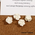 Vista detallada de dijes de rosas blancas flocadas de 14mm para creación de joyería DIY - Rosa Blanca Pequeña / Rosa Pequeña