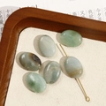 Ovale natuurlijke groene steen met textuur op een gouden naald voor DIY sieraden maken - Nr. 35 (Licht- tot cyaangroene natuurlijke vlokkerige ovale stijl) (Nr. 35 één stuk)