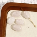 Vijf ovale doorschijnende roze natuurstenen kralen voor DIY sieraden op houten dienblad - Nr. 40 (Roze-wit doorschijnende ovale stijl) (Nr. 40 één stuk)