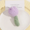 Dettaglio di un tulipano all'uncinetto fatto a mano in viola chiaro con lana - Tulipano Viola