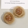 Detailansicht handgefertigter Netzblumen in Champagner mit glitzernden Perlen in der Mitte - Beige