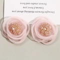 Detailansicht der rosa Netzstoffblume mit gelben Perlen für Haarschmuck und DIY-Accessoires - Rosa