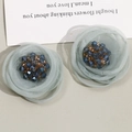 Makro-Detail von Netzblumen-Haarschmuck mit schimmernden Perlenmitten und blauen Blüten - Blau